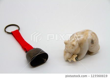 驅熊鈴鐺和熊飾品 驅熊鈴鐺和熊飾品 123560819