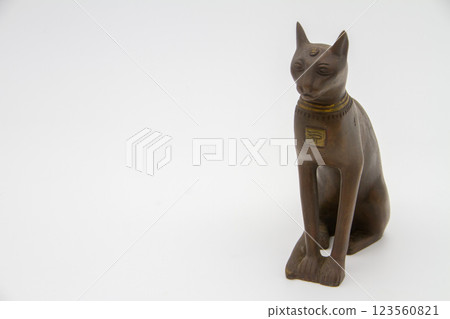 白色背景上的貓雕像 白色背景上的貓雕像 123560821