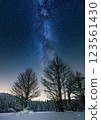 Looking up at the Milky Way and the Milky Way in winter 123561430