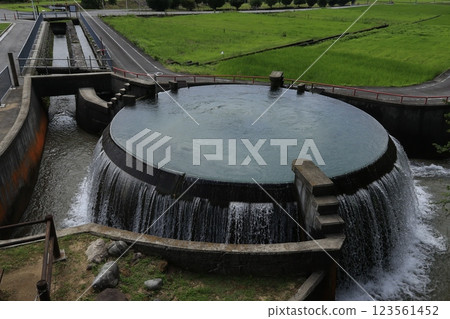 A full view of the Higashiyama cylindrical water distribution tank, a nationally registered tangible cultural property in Uozu, Toyama Prefecture 123561452