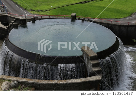 富山縣魚津市國家註冊有形文化遺產「東山圓筒配水池」全景 123561457