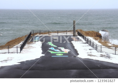 從諾薩布岬眺望北方領土及地面指示牌 從諾薩布岬眺望北方領土及地面指示牌 123561827