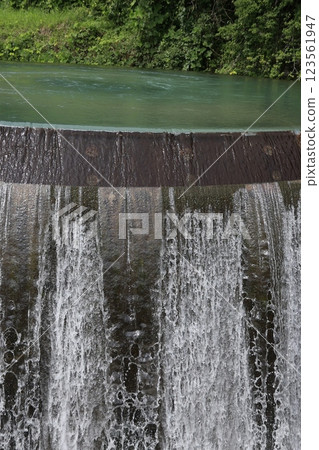 Water flowing out of the Toyama Toyama cylindrical water distribution tank 123561947
