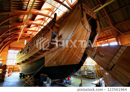 按照1858年在宿根木建造時的計劃，對「仙石船」進行了全尺寸復原… 123561964