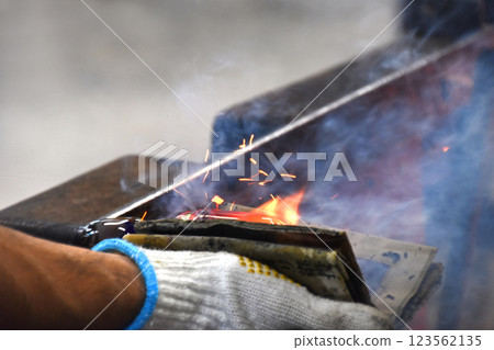 在薩摩切子玻璃工廠塑造吹製玻璃 123562135