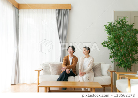 在客廳裡放鬆的情侶 123562178
