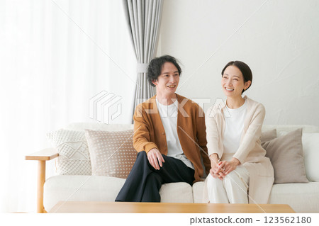 在客廳裡放鬆的情侶 123562180