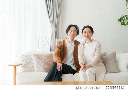 在客廳裡放鬆的情侶 123562181