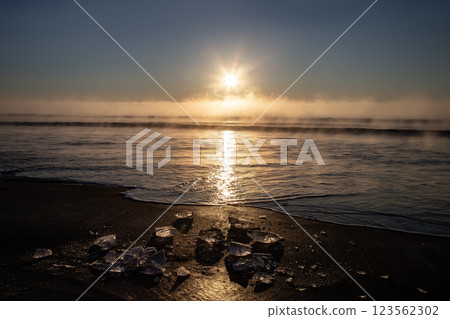 珠寶冰塊衝上岸 珠寶冰塊衝上岸 123562302