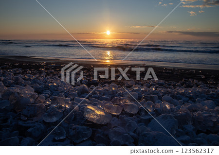 珠寶冰塊衝上岸 123562317