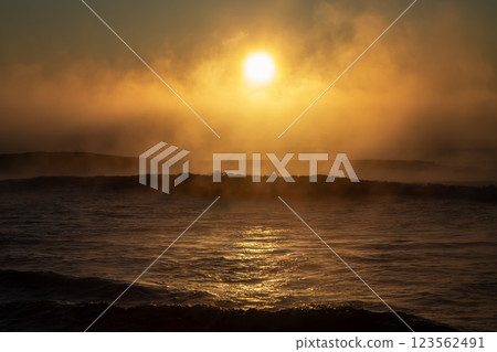 美妙的海霧早晨 123562491