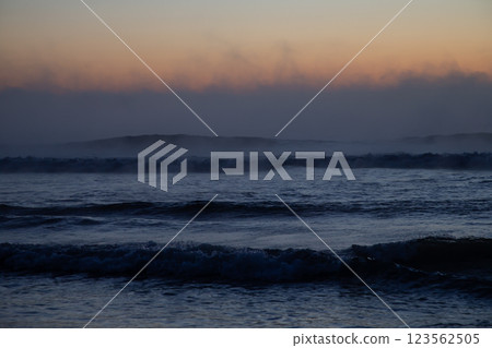 美妙的海霧早晨 123562505