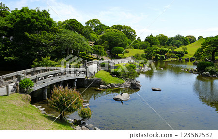 漫步花園中橫跨池塘的一座橋 漫步花園中橫跨池塘的一座橋 123562532