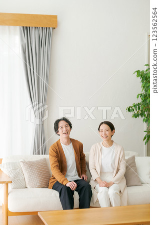在客廳裡放鬆的情侶 在客廳裡放鬆的情侶 123562564