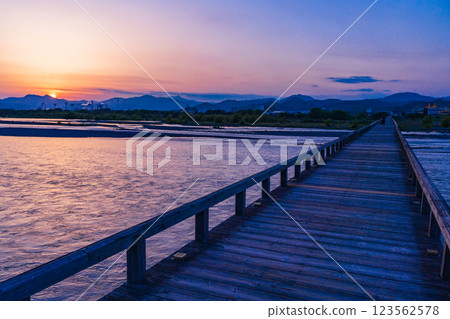 [Shizuoka Prefecture] Evening view of Horai Bridge in Shimada City 123562578