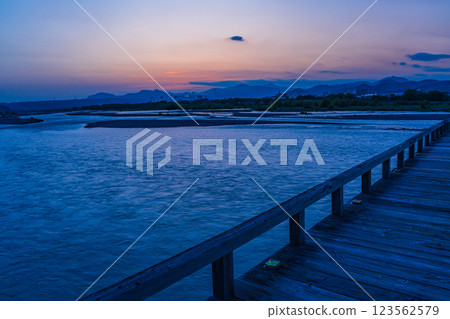 [靜岡縣]島田市蓬萊橋的夜景 123562579