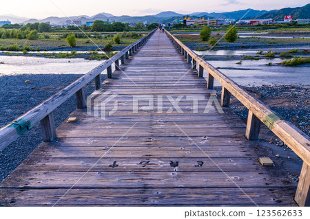 [靜岡縣] 下午，人們穿過島田市蓬萊橋 123562633