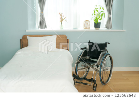 臥室裡的輪椅 123562648
