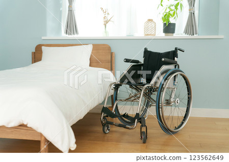 臥室裡的輪椅 臥室裡的輪椅 123562649