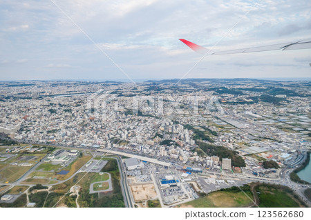 從飛機窗戶看到的沖繩 從飛機窗戶看到的沖繩 123562680