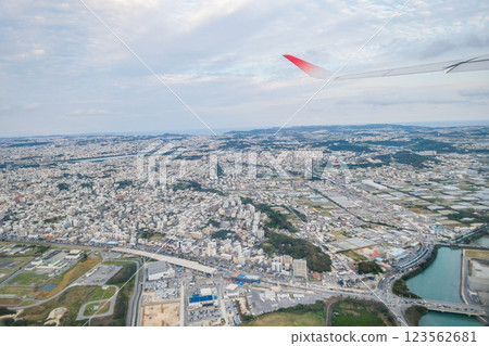從飛機窗戶看到的沖繩 從飛機窗戶看到的沖繩 123562681