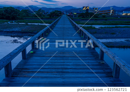 [靜岡縣] 黃昏的島田市蓬萊橋 123562721