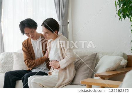 身體不適的妻子和憂心忡忡的丈夫 123562875