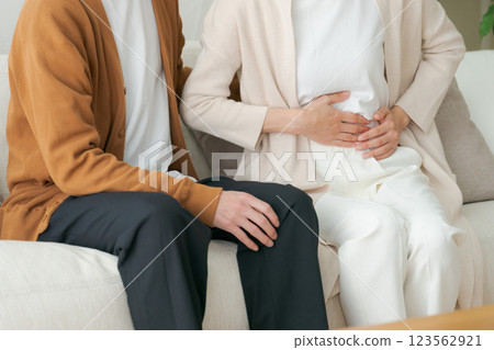 妻子生病,丈夫憂心忡忡(無臉) 妻子生病,丈夫憂心忡忡(無臉) 123562921