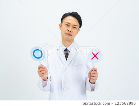 一位身穿白大褂的中年男性醫生、科學家或研究人員想知道自己是否能通過 一位身穿白大褂的中年男性醫生、科學家或研究人員想知道自己是否能通過 123562996