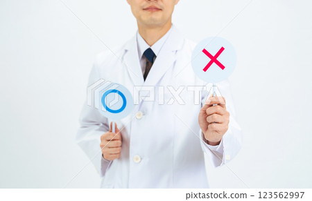 身穿白大褂的中年男性醫生、科學家或研究人員，臉上有十字標記 123562997