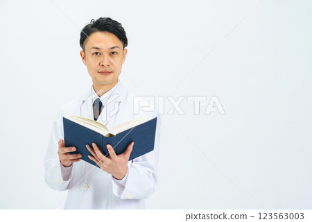中年男性醫生、科學家、研究員，穿著白大褂，手上拿著一本書 123563003