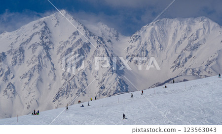 長野縣白馬村北阿爾卑斯山的藍天白雪 123563043