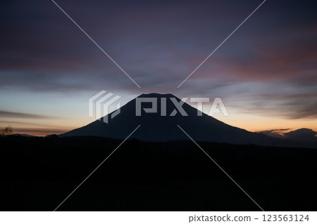 山羊Yotei在早晨發光 山羊Yotei在早晨發光 123563124