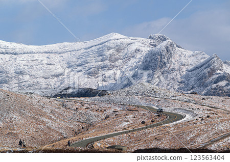 白雪皚皚的阿蘇中岳 阿甦的冬日風景 白雪皚皚的阿蘇中岳 阿甦的冬日風景 123563404