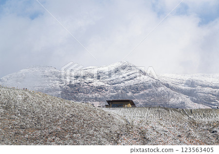 白雪皚皚的阿蘇中岳 阿甦的冬日風景 白雪皚皚的阿蘇中岳 阿甦的冬日風景 123563405