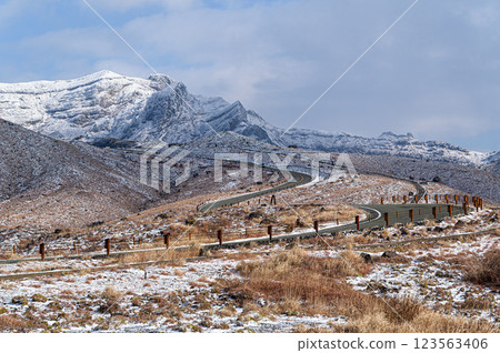 白雪皚皚的阿蘇中岳 阿甦的冬日風景 白雪皚皚的阿蘇中岳 阿甦的冬日風景 123563406