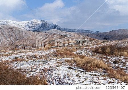 白雪皚皚的阿蘇中岳 阿甦的冬日風景 白雪皚皚的阿蘇中岳 阿甦的冬日風景 123563407