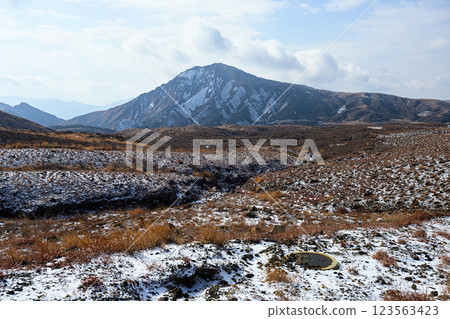 白雪皚皚的烏帽子山:阿甦的冬季風景 白雪皚皚的烏帽子山:阿甦的冬季風景 123563423