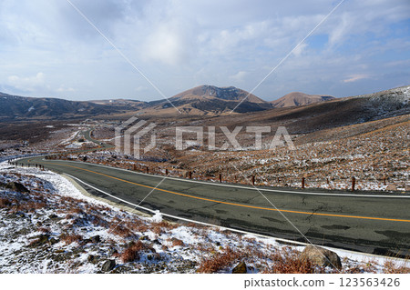 白雪皚皚的杵島山、阿蘇山公園道路、阿蘇的冬日風景 白雪皚皚的杵島山、阿蘇山公園道路、阿蘇的冬日風景 123563426