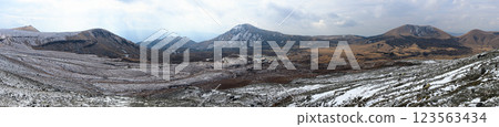 Snow-capped Mt. Kishima and Mt. Eboshi - Winter scenery of Aso 123563434