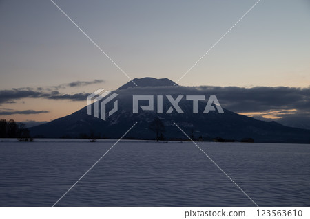 雪山羊蹄山 123563610