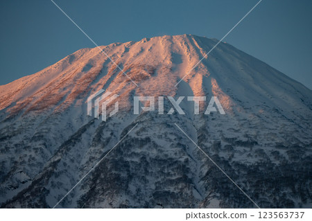 沐浴在夕陽下的羊蹄山 沐浴在夕陽下的羊蹄山 123563737