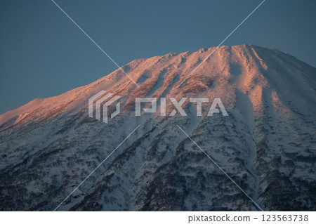 沐浴在夕陽下的羊蹄山 123563738