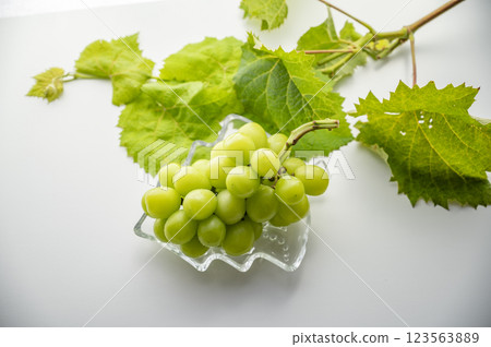 Shine Muscat and leaves 123563889