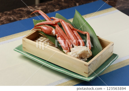 Snow crab half shoulder in a wooden box 123563894