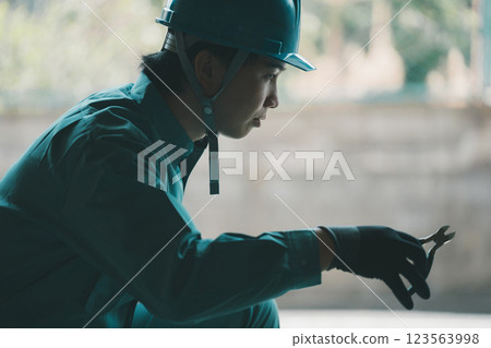Electrical worker  123563998