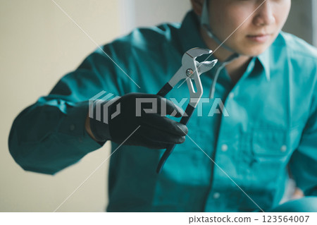 Electrical worker  123564007