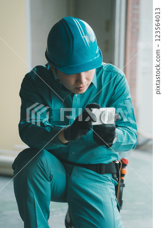 Electrical worker  123564013