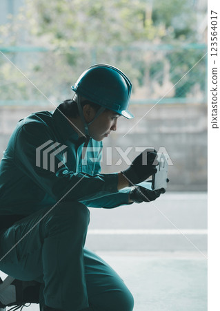 Electrical worker Electrical worker 123564017