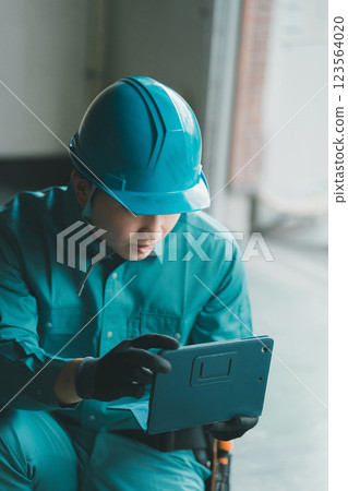 Electrical worker  123564020
